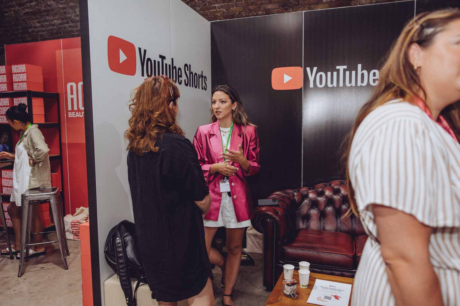 YouTube Shorts stand